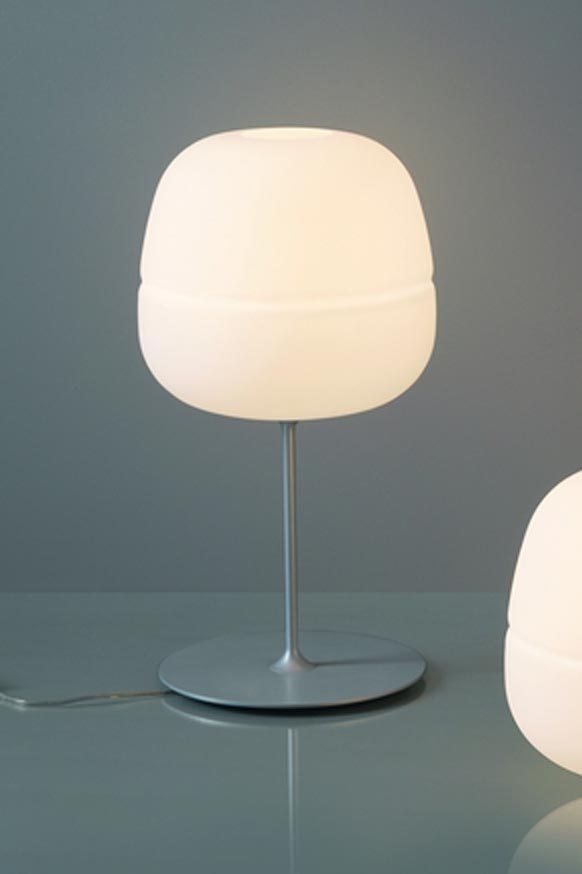 Lampe sur tige globe en verre dépoli blanc collection Afra. Karboxx. 