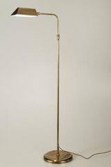CP18 Lampadaire en laiton vieilli naturel orientable. Latoaria. CP18 Lampadaire en laiton vieilli naturel orientable. Latoaria.