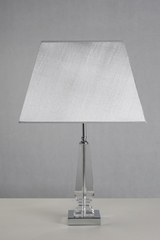Lampe de table en verre et abat-jour blanc Hyeres. Le Dauphin. Lampe de table en verre et abat-jour blanc Hyeres. Le Dauphin.