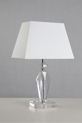 Lampe de table en verre optique et abat-jour blanc Heidi. Le Dauphin. Lampe de table en verre optique et abat-jour blanc Heidi. Le Dauphin.