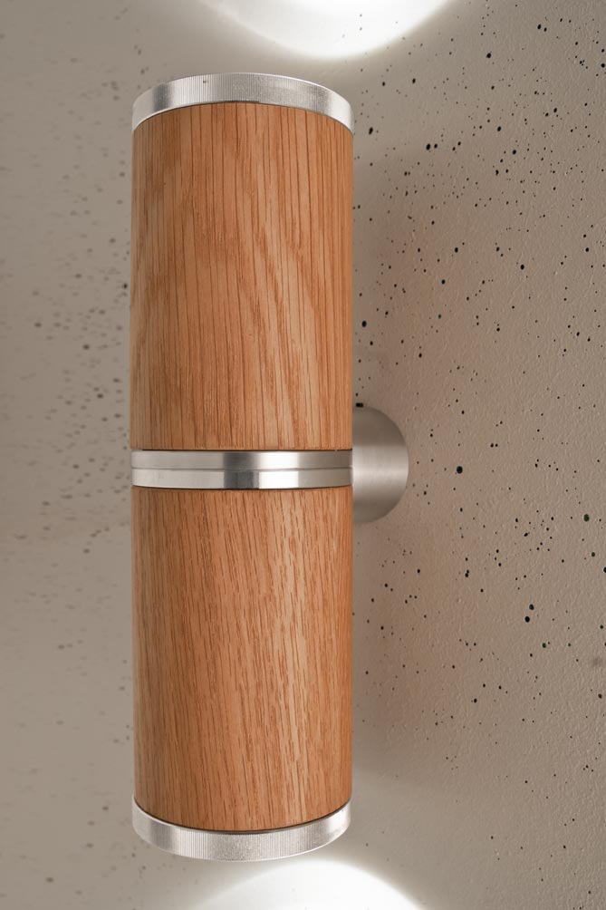 Athene applique double LED en bois et aluminium, de forme cylindrique. Less 