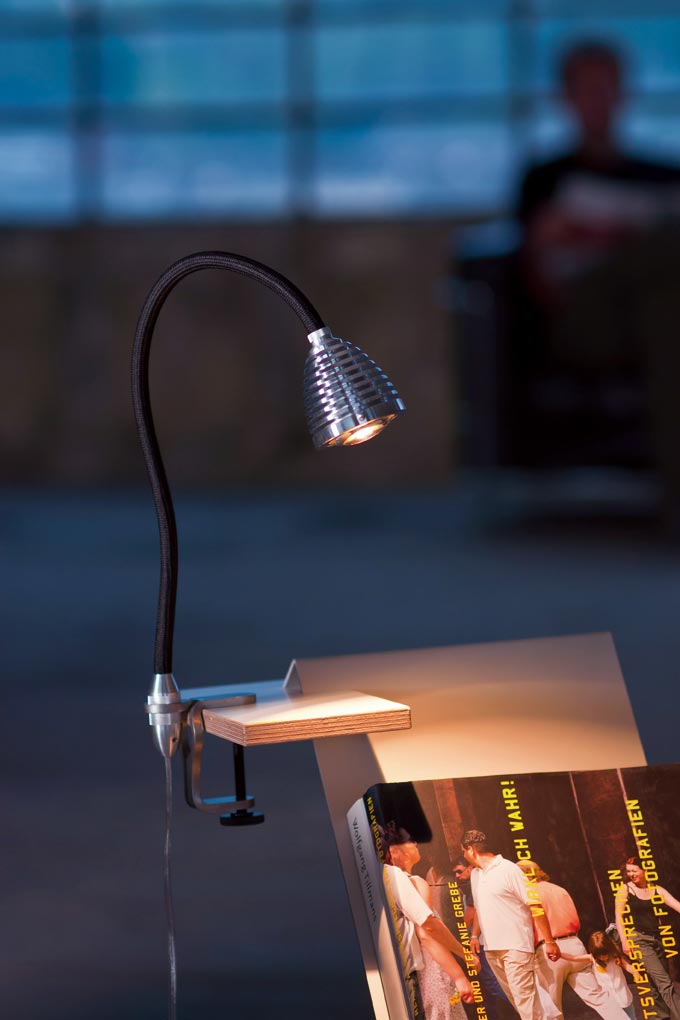 Athene puissante lampe  de bureau LED fixation par étrier flexible noir. Less 