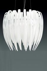 Suspension Dracena en verre blanc satin et structure chromée. Leucos. Suspension Dracena en verre blanc satin et structure chromée. Leucos.