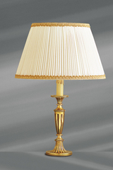 Lampe de style Louis XVI en bronze massif doré avec grand abat-jour blanc plissé et galonné. Lucien Gau. 