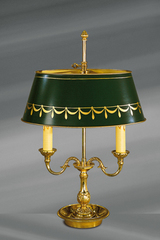 Lampe en bronze massif de style Louis XVI, deux lumières, avec abat-jour ovale peint en vert. Lucien Gau. 
