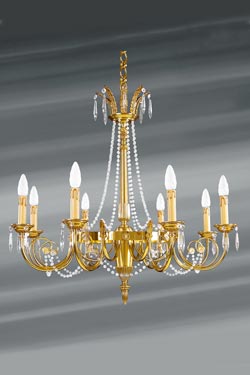 Lustre style Directoire doré cristal de bohème en perles huit lumières. Lucien Gau. 