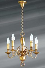 Petit lustre en laiton de style hollandais 5 lumières . Lucien Gau. Petit lustre en laiton de style hollandais 5 lumières . Lucien Gau.