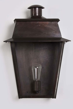 Antique black metal outdoor wall lamp Bordeaux . Lum’Art. 