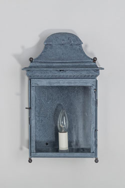 Classic old zinc wall light Chantilly. Lum’Art. 