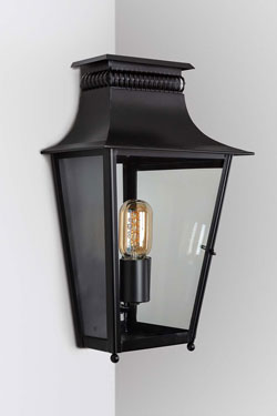 Outdoor 2-light corner lantern in black Cluny. Lum’Art. 