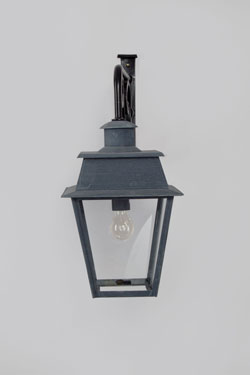 Classic 19th century Bordeaux wall lamp. Lum’Art. 