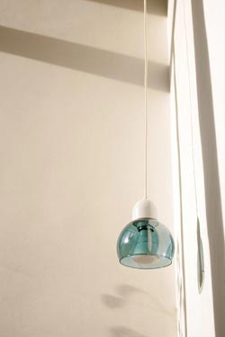 Suspension blanche et turquoise Boogie. Luz Difusion. 