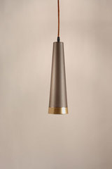 Suspension design conique en aluminium marron glacé Loki. Luz Difusion. 