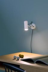 Applique murale blanche en aluminium Polo, tête orientable de haut en bas, éclairage LED. Marset. Applique murale blanche en aluminium Polo, tête orientable de haut en bas, éclairage LED. Marset.