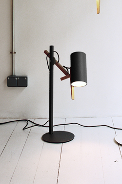 Lampe de bureau design noire et bois clair, éclairage LED, tête orientable. Marset. 