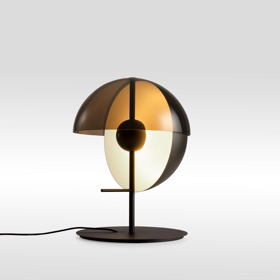 Lampe de table demi-sphère métal et méthacrylate fumé Theia noire. Marset. 
