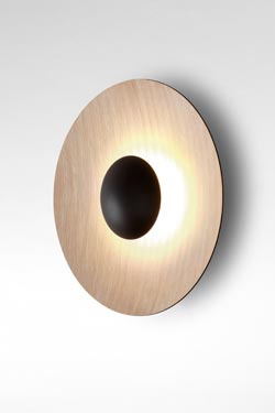 Medium wall light in light wood and black metal Ginger. Marset. 