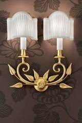 Gold-plated bronze wall light with scrolls and leaves. Masiero. Gold-plated bronze wall light with scrolls and leaves. Masiero.