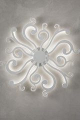 Large white Virgo wall light made of expanded polyurethane and varnished metal. Masiero. Large white Virgo wall light made of expanded polyurethane and varnished metal. Masiero.