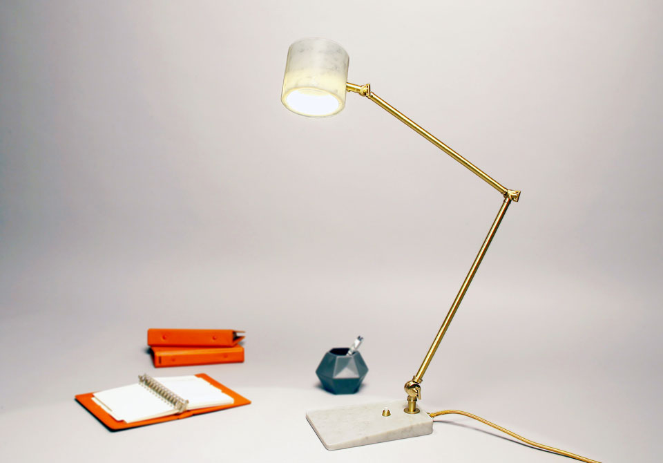 Flamingo lampe de bureau en marbre blanc et laiton satiné. Matlight. 