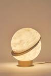 Lampe de table globe en albâtre Offset Globe. Matlight.  Lampe de table globe en albâtre Offset Globe. Matlight.