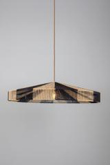 Grande suspension en raphia naturel et noir Syracuse. Mullan. 