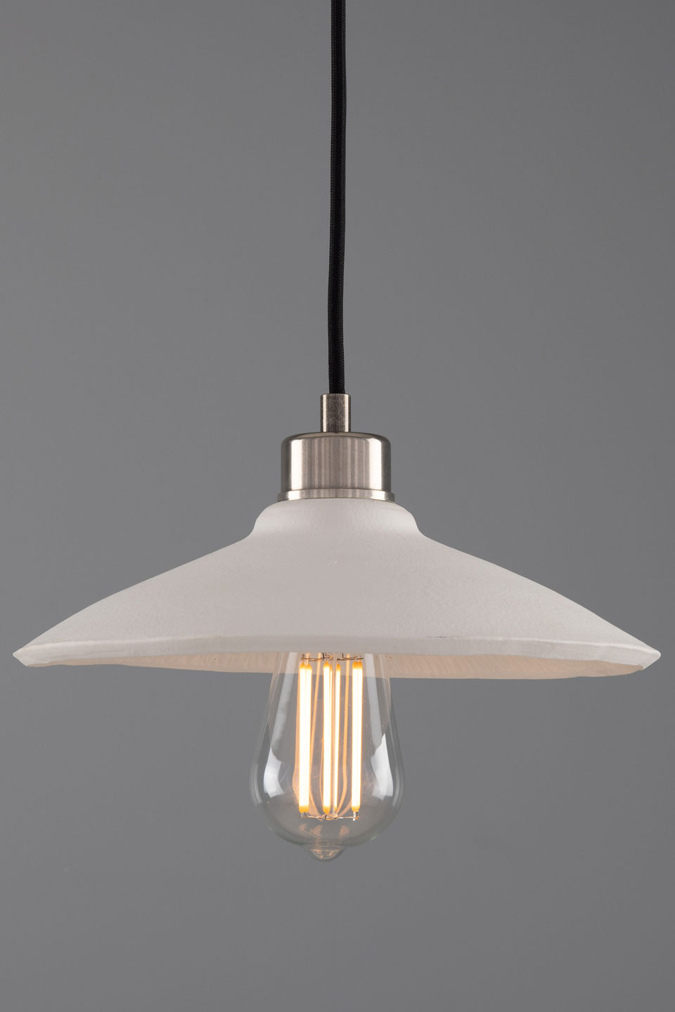 Suspension coupole de céramique texturée blanche Pyrus. Mullan. Suspension coupole de céramique texturée blanche Pyrus. Mullan.