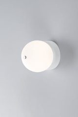 Prick LED applique blanche et ronde. Paulo Coelho. 