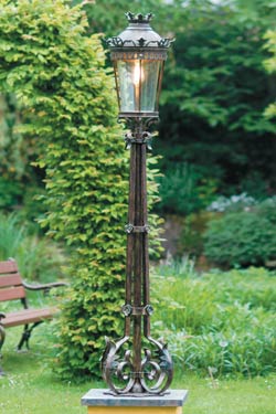 Grand lampadaire en fer forgé pour l'extérieur de style classique