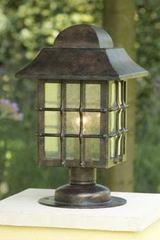 Lampe lanterne à grille pour jardin en fer forgé patiné. Robers. 