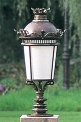 Lampe ornementale pour parcs et jardins à fixer en fonte patinée. Robers. 