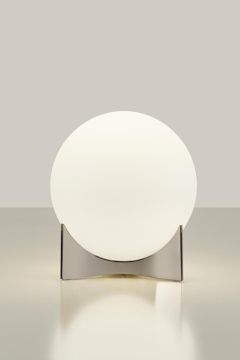 Oscar lampe de table globe en verre blanc et socle nickel brossé. Terzani. 