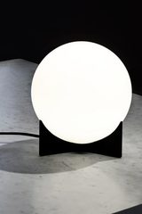 Oscar lampe de table globe de verre blanc et métal noir mat verni. Terzani. 