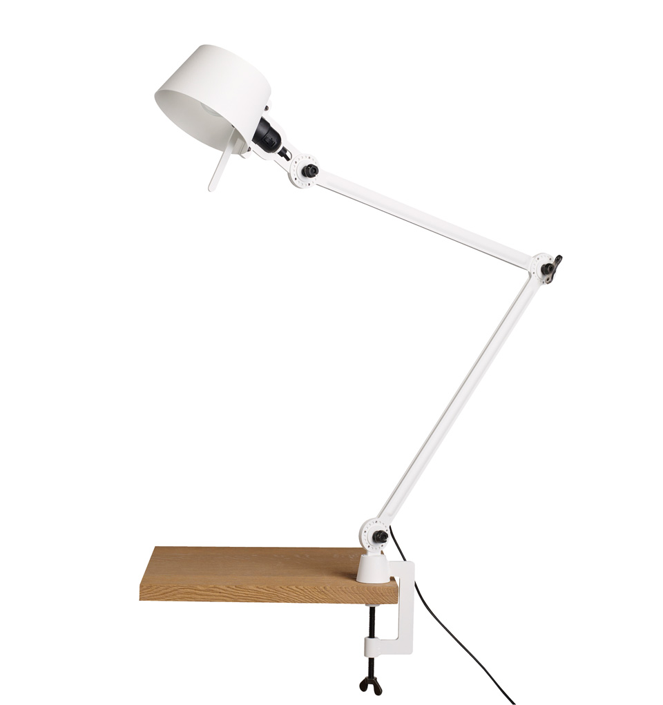 Lampe de bureau blanche style industriel Bolt Desk sur une pince étau. Tonone. 
