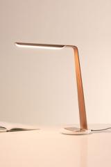 Lampe de table design scandinave en bois Swan. TUNTO. 