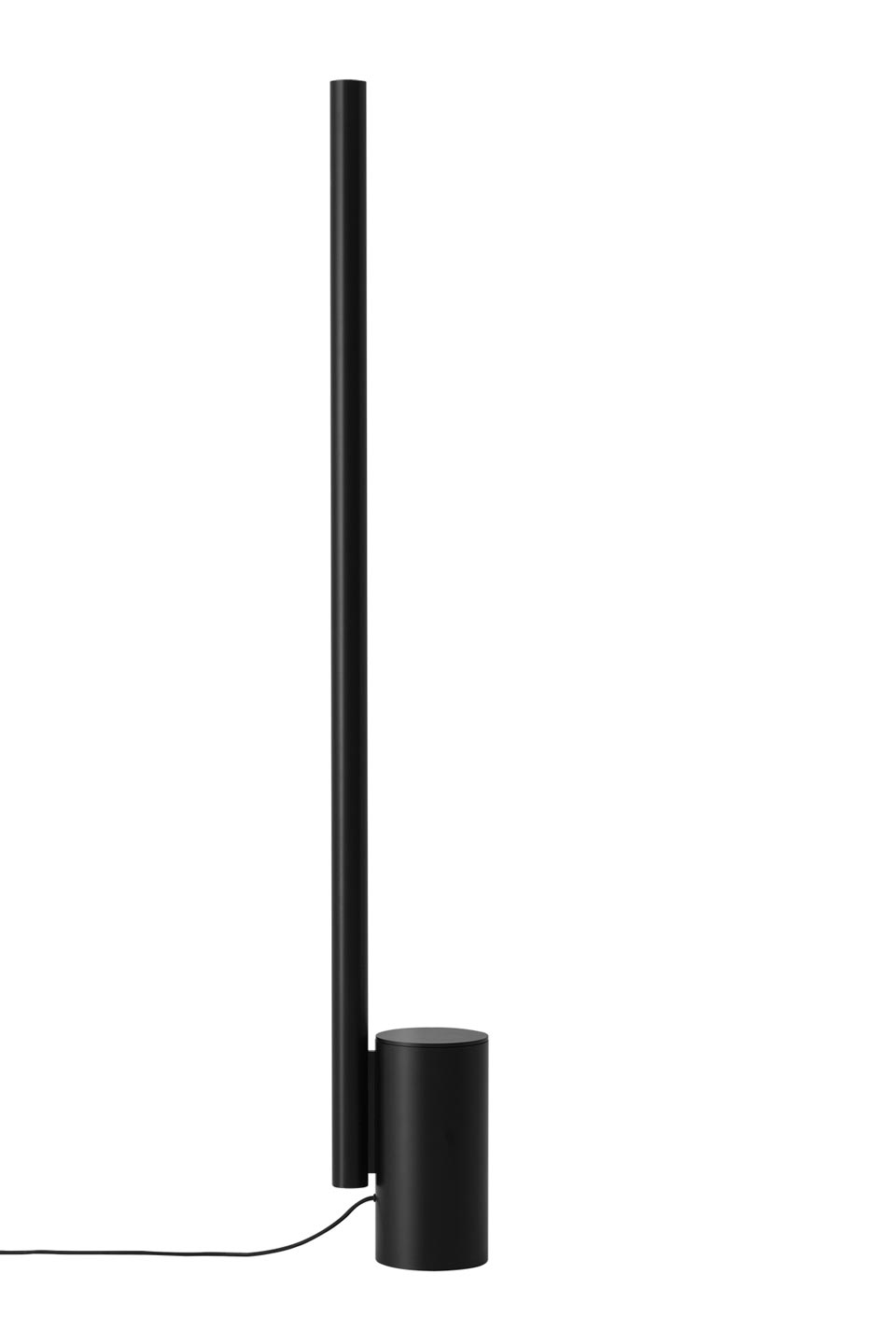 Alto lampadaire noir minimaliste à éclairage indirect . Watsberg. 