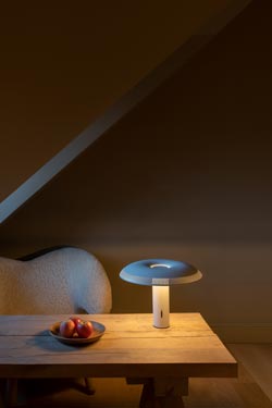 Ilumina lampe de table blanche à éclairage LED . Watsberg. 