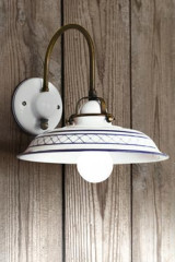 Applique à croisillons et liseré bleus style Provence en porcelaine blanche - Applique by Aldo Bernardi