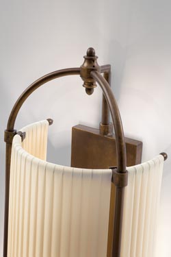 Applique murale ronde en soie beige et laiton patiné foncé