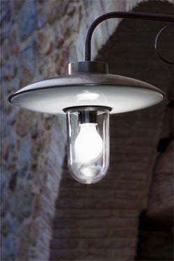Round outdoor wall lamp with straight arm in brass