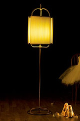 Round floor lamp in beige silk and dark patinated brass cylinder lampshade - Floor lamps by Aldo Bernardi