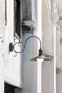Grande applique d'extérieur à bras en volutes