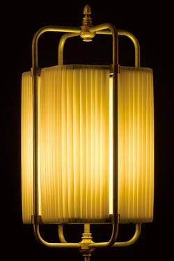 Lampadaire carré en soie beige et laiton patiné foncé