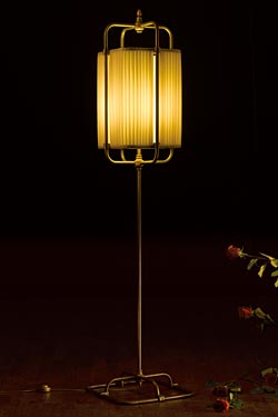 Lampadaire carré en soie beige et laiton patiné foncé - Lampadaire by Aldo Bernardi