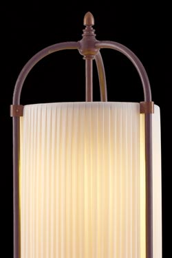 Lampadaire colonne beige rubans de soie et tubes de laiton patiné foncé