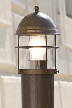 Lampadaire de jardin en lanterne de phare grille et colonne 80cm