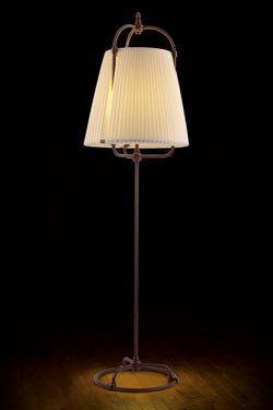 Lampadaire en soie beige et laiton patiné foncé abat-jour en cône