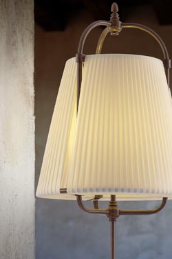 Lampadaire en soie beige et laiton patiné foncé abat-jour en cône - Lampadaire by Aldo Bernardi