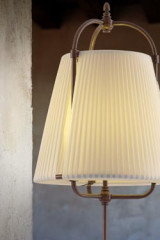 Lampadaire en soie beige et laiton patiné foncé abat-jour en cône - Lampadaire by Aldo Bernardi