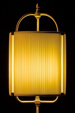 Lampadaire rond en soie beige et laiton patiné foncé abat-jour en cylindre